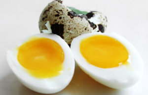 Не простое, а золотое - кормление малышей яйцами